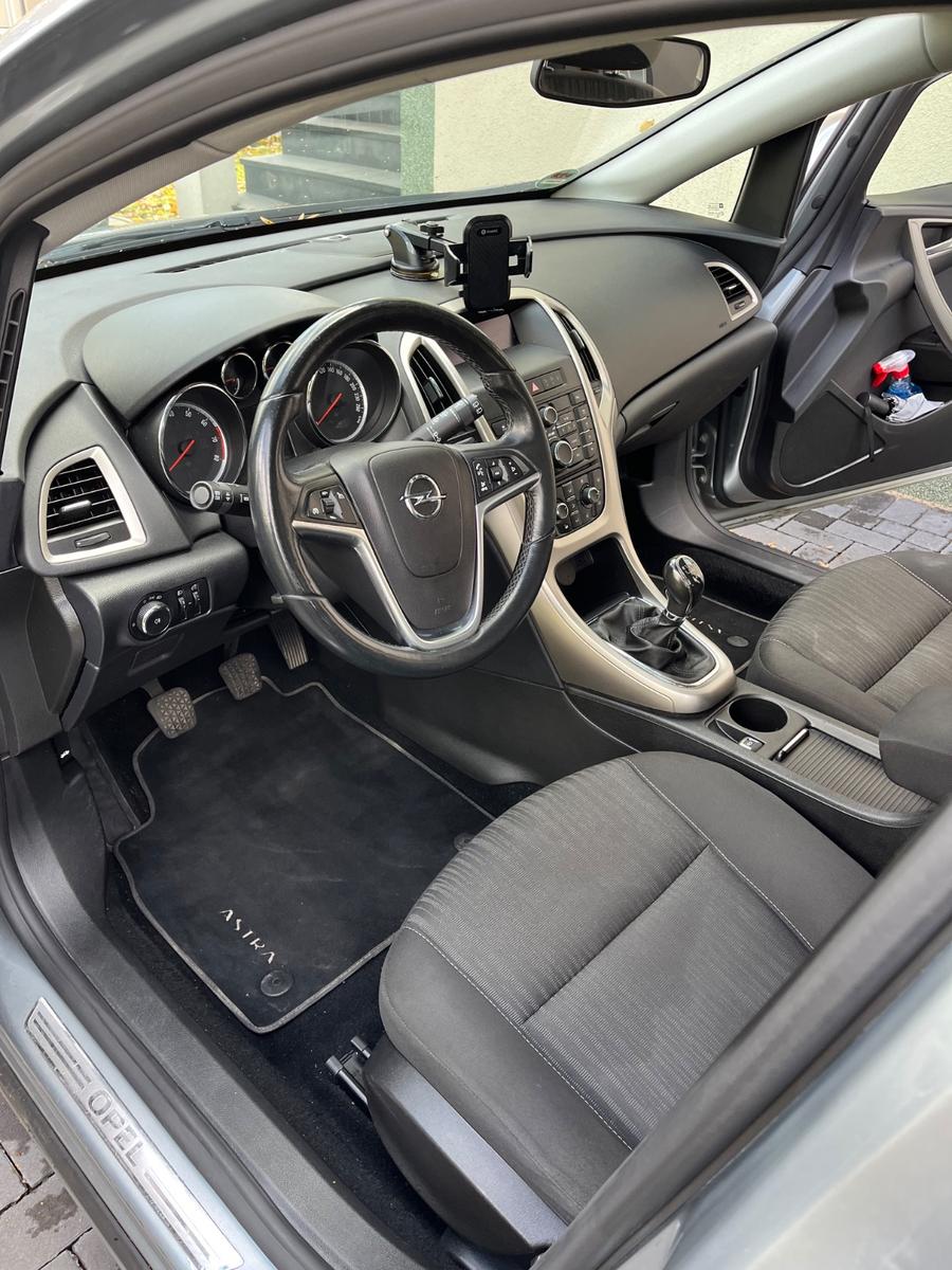 Opel Astra 2011 — photo 5
