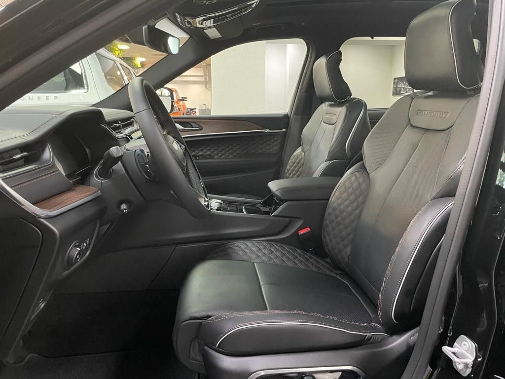 Fahrzeugabbildung Jeep JEEP GRAND CHEROKEE -L- SUMMIT  5.7L-V8