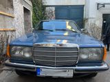 Mercedes-Benz Oldtimer Mercedes W123 Coupé - Mercedes-Benz CE 220 mit Benzin-Antrieb: Coupé