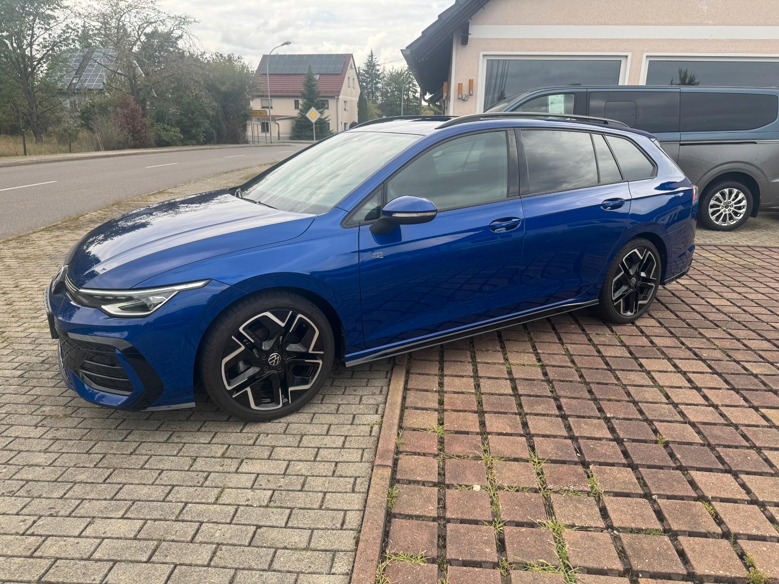 Volkswagen Golf VIII Variant 1.5 TSI R-Line in Lapis Blau