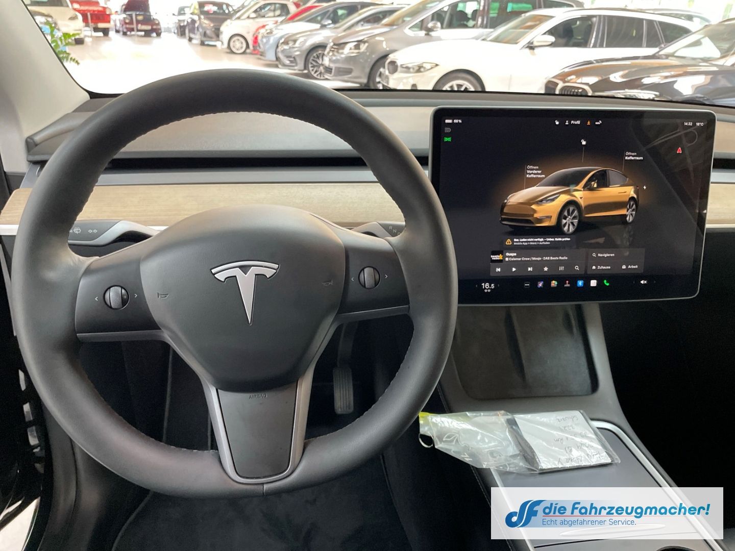 Fahrzeugabbildung Tesla Model Y Basis RWD Panorama Navi Soundsystem LED