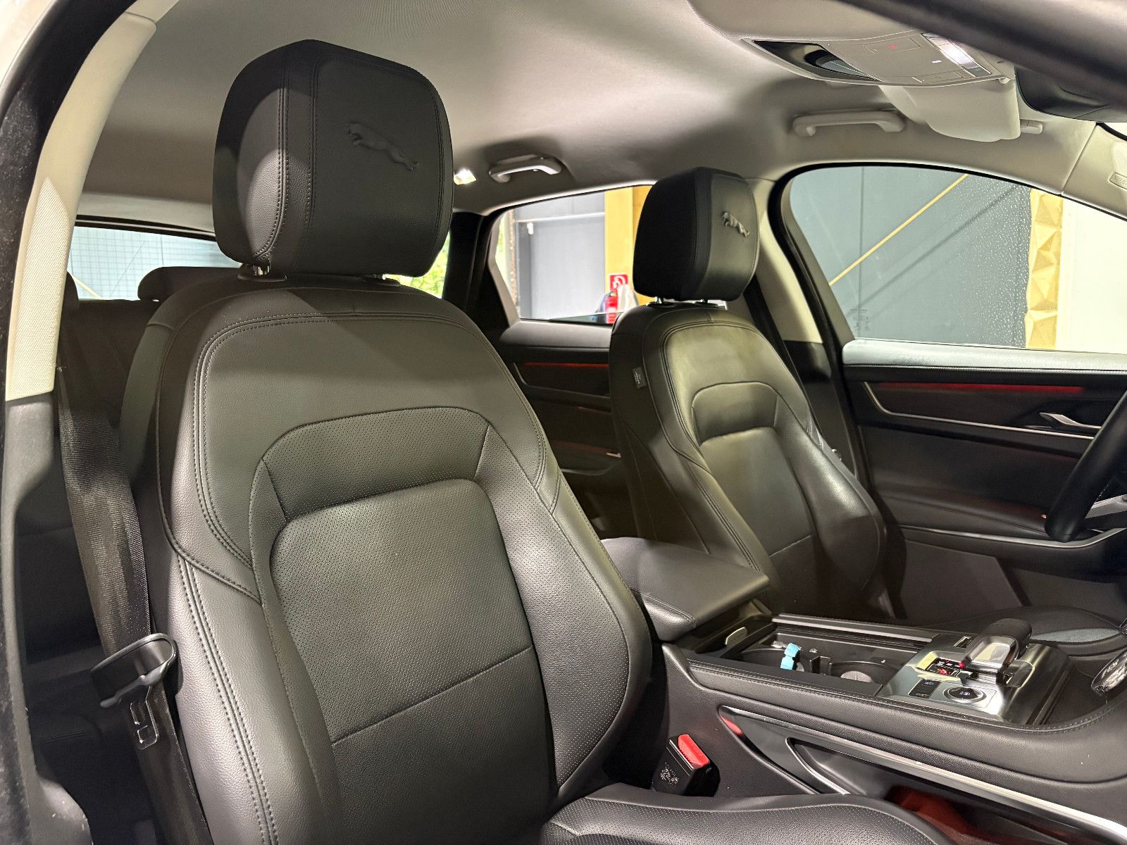 Fahrzeugabbildung Jaguar F-PACE SE AWD/D300/MEMORY/MASSAGE/APPLE/NAVI/KAM