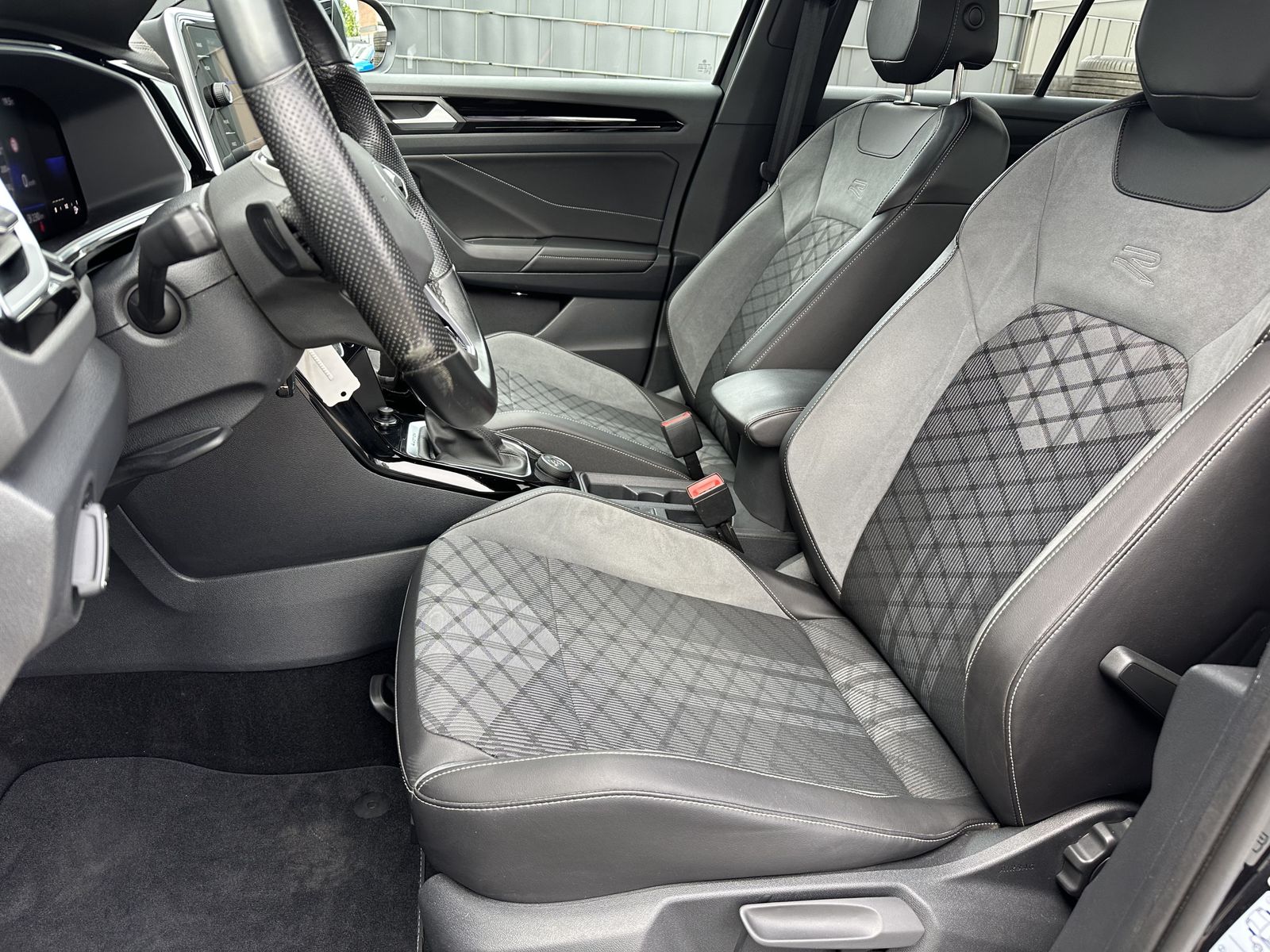 Fahrzeugabbildung Volkswagen T-Roc 2.0 TSI DSG R-Line Black 4M NAV+LED+AHK+VC
