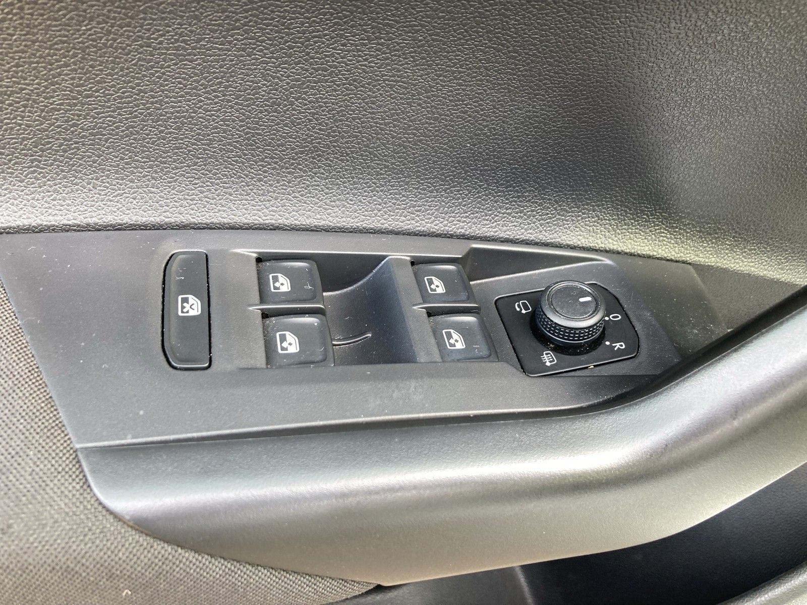Fahrzeugabbildung Volkswagen Polo TSI Active DSG LED ACC PDC SH