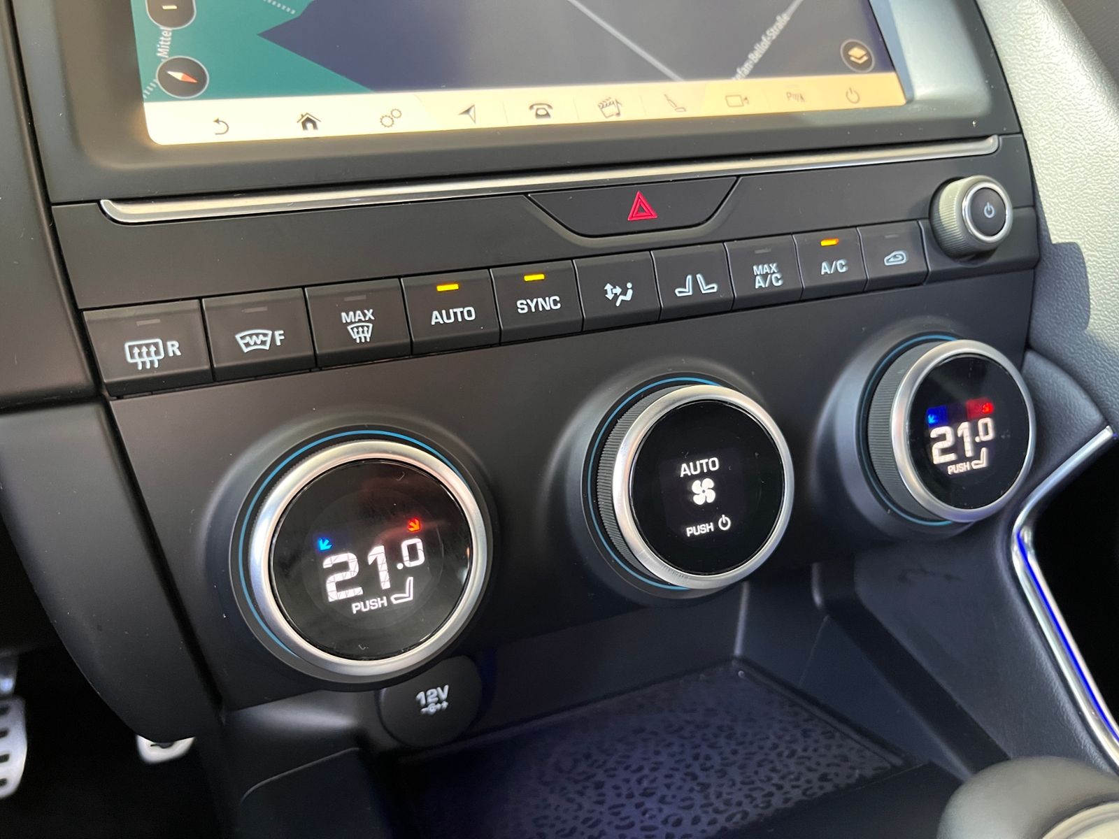 Fahrzeugabbildung Jaguar E-PACE P200 R-Dynamic AWD AHK BLACK PACK ACC