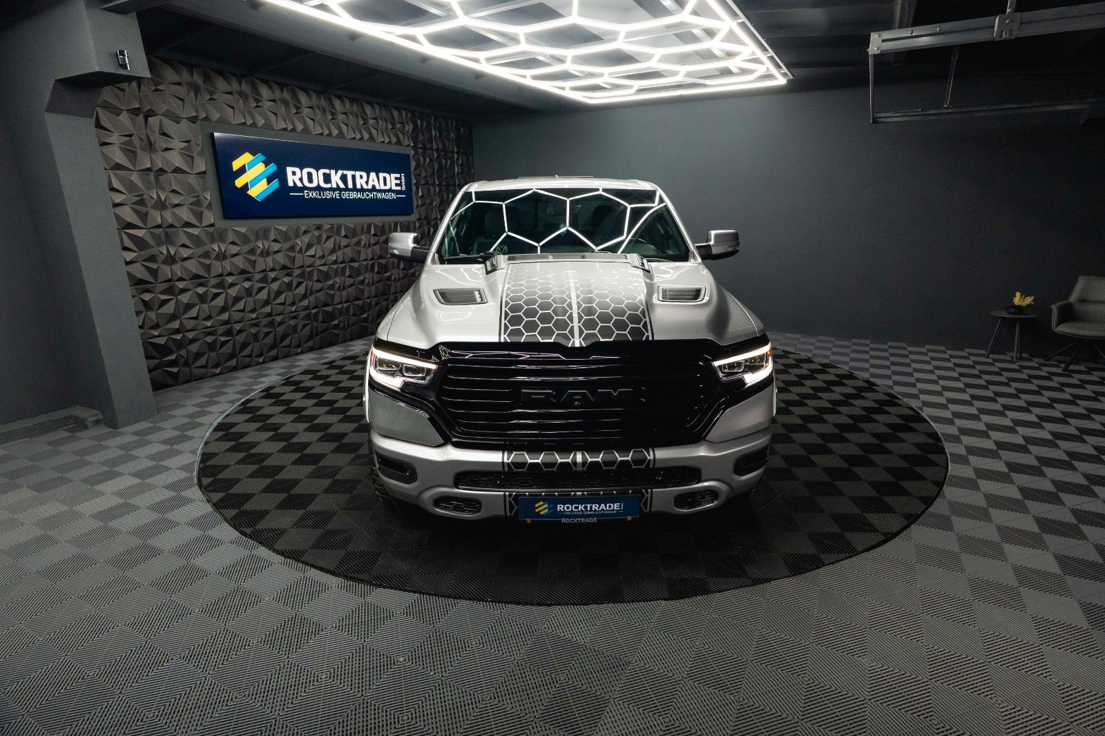 Fahrzeugabbildung Dodge RAM 5.7 V8 HEMI 4x4 Offroad Night Limited 19%