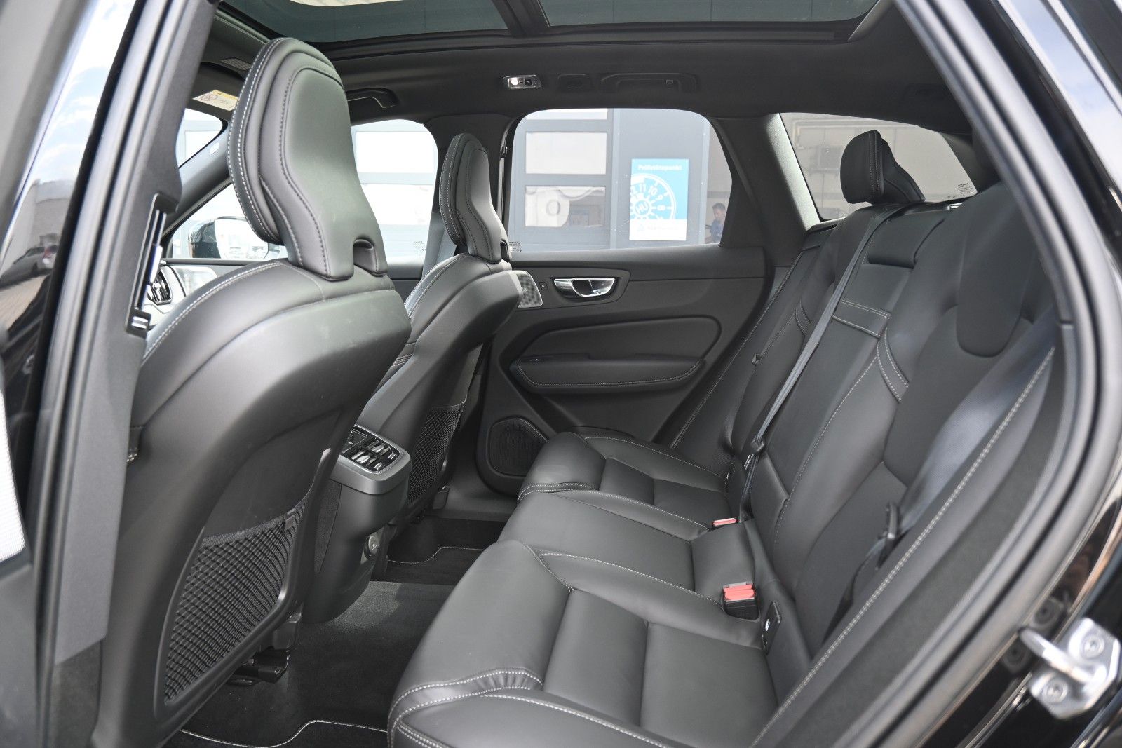 Fahrzeugabbildung Volvo XC60 B5D AWD R-Design*LED*PANO*STHZ*LUFT*B&W*AHK