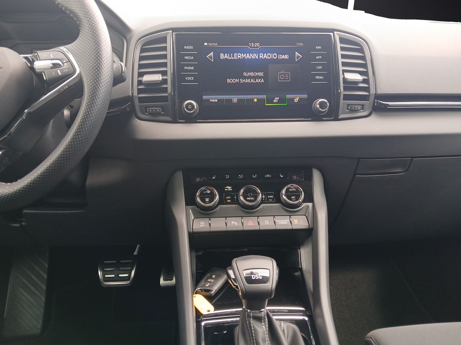 Fahrzeugabbildung SKODA Karoq TSI Sportline DSG LED AHK Navi ACC PDC SH