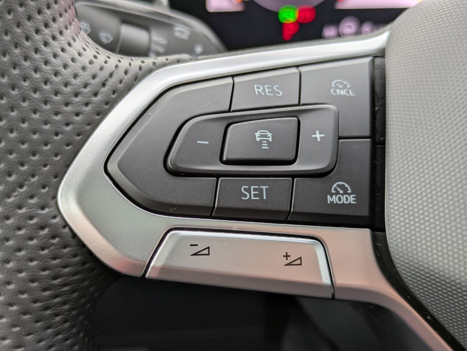 Fahrzeugabbildung Volkswagen Tiguan 2.0 TDI 4M R-Line PANO*H&K*AHK*MATRIX*20"