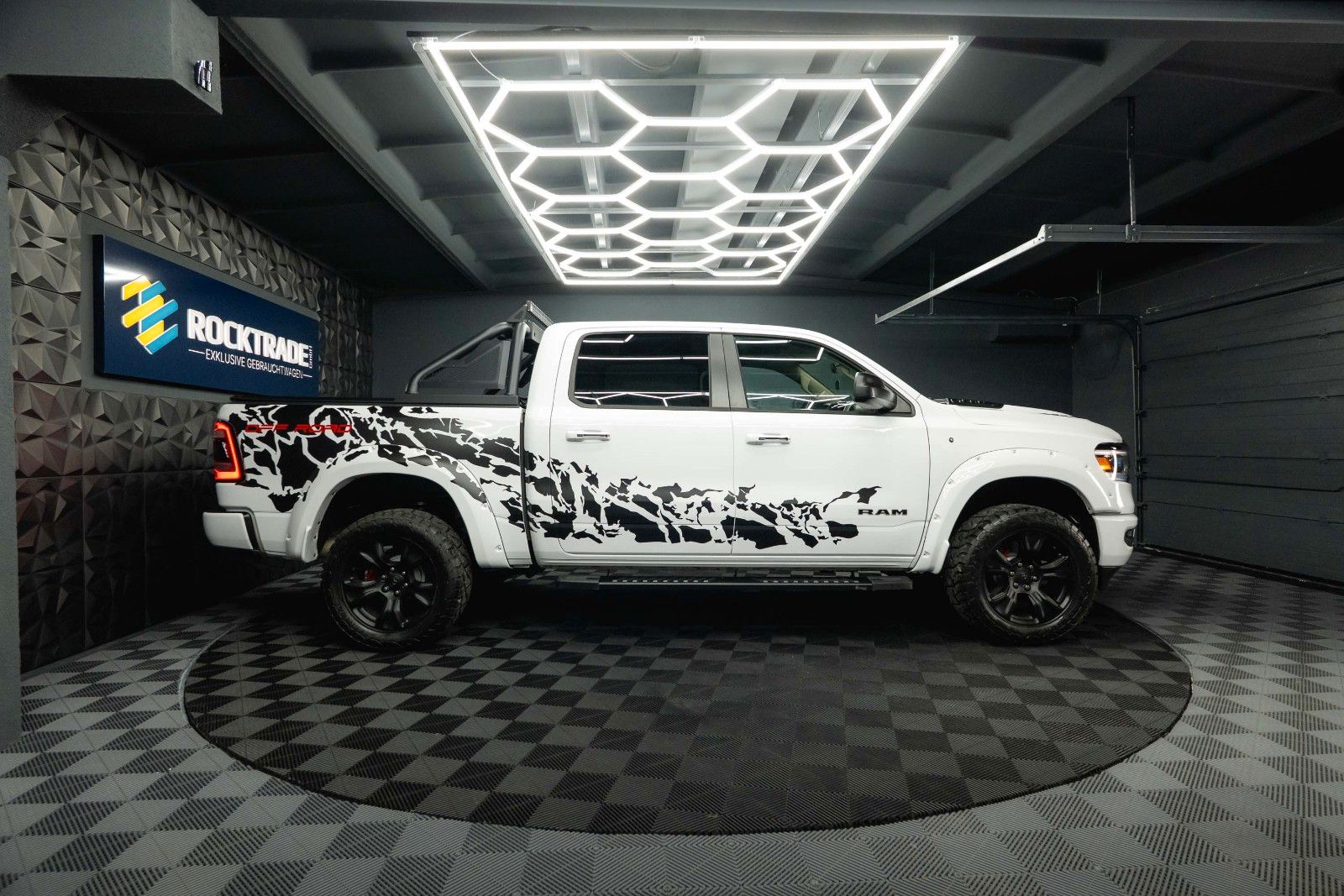 Fahrzeugabbildung Dodge RAM 5.7 V8 HEMI 4x4 OFFROAD Night-Paket *LED*