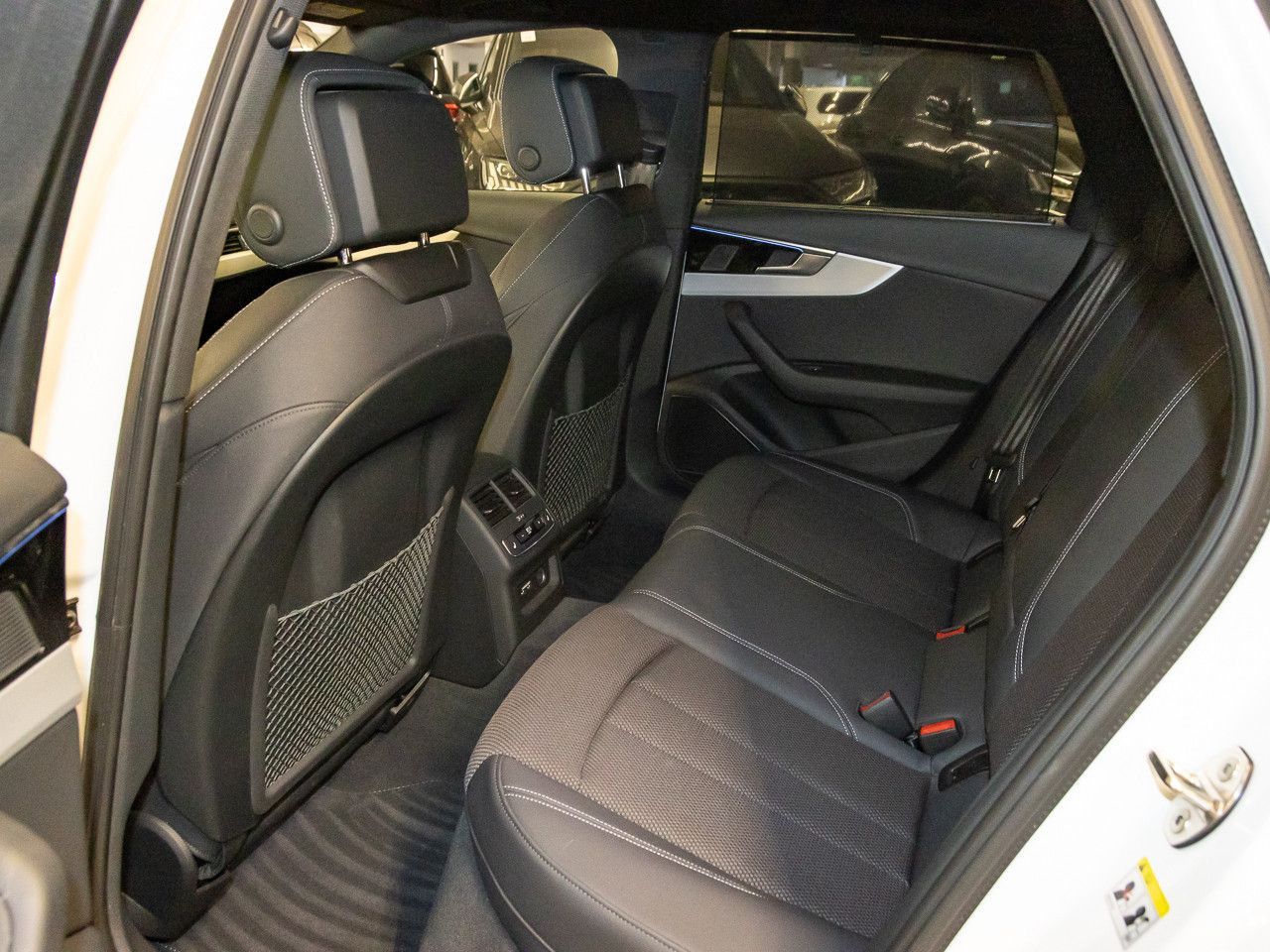 Audi A4 Avant 40 TFSI quattro S line Matrix B&O 360° foto 11