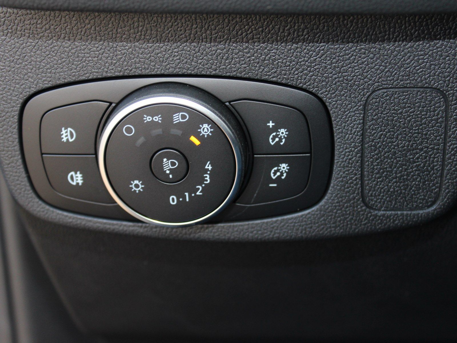 Fahrzeugabbildung Ford Focus Titanium 1,0 EcoBoost MildHybrid