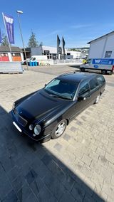 Mercedes-Benz Mercedes E320 T-Modell Obsidianschwarz - Mercedes-Benz E 320 mit Benzin-Antrieb: Kombi