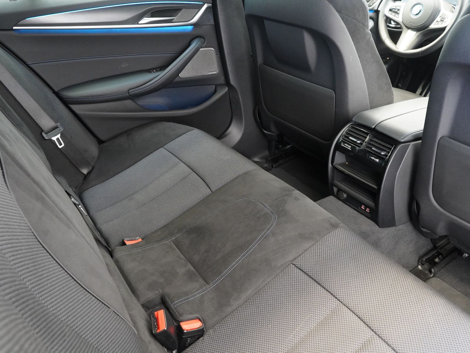 Fahrzeugabbildung BMW 530 e Touring M Sport SHADOW/HEAD-UP/LASER/AHK