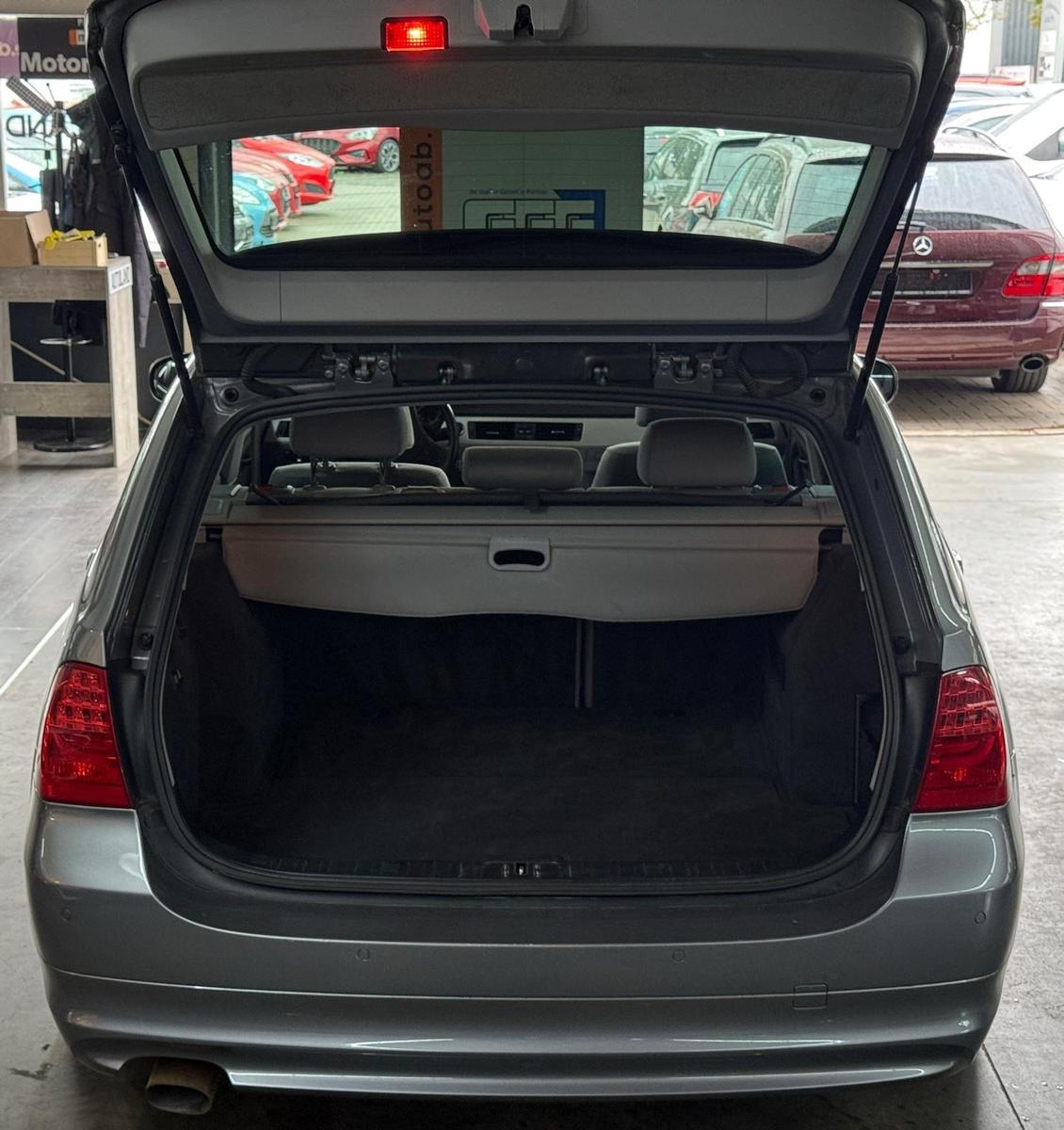 BMW 318 2011 — photo 9