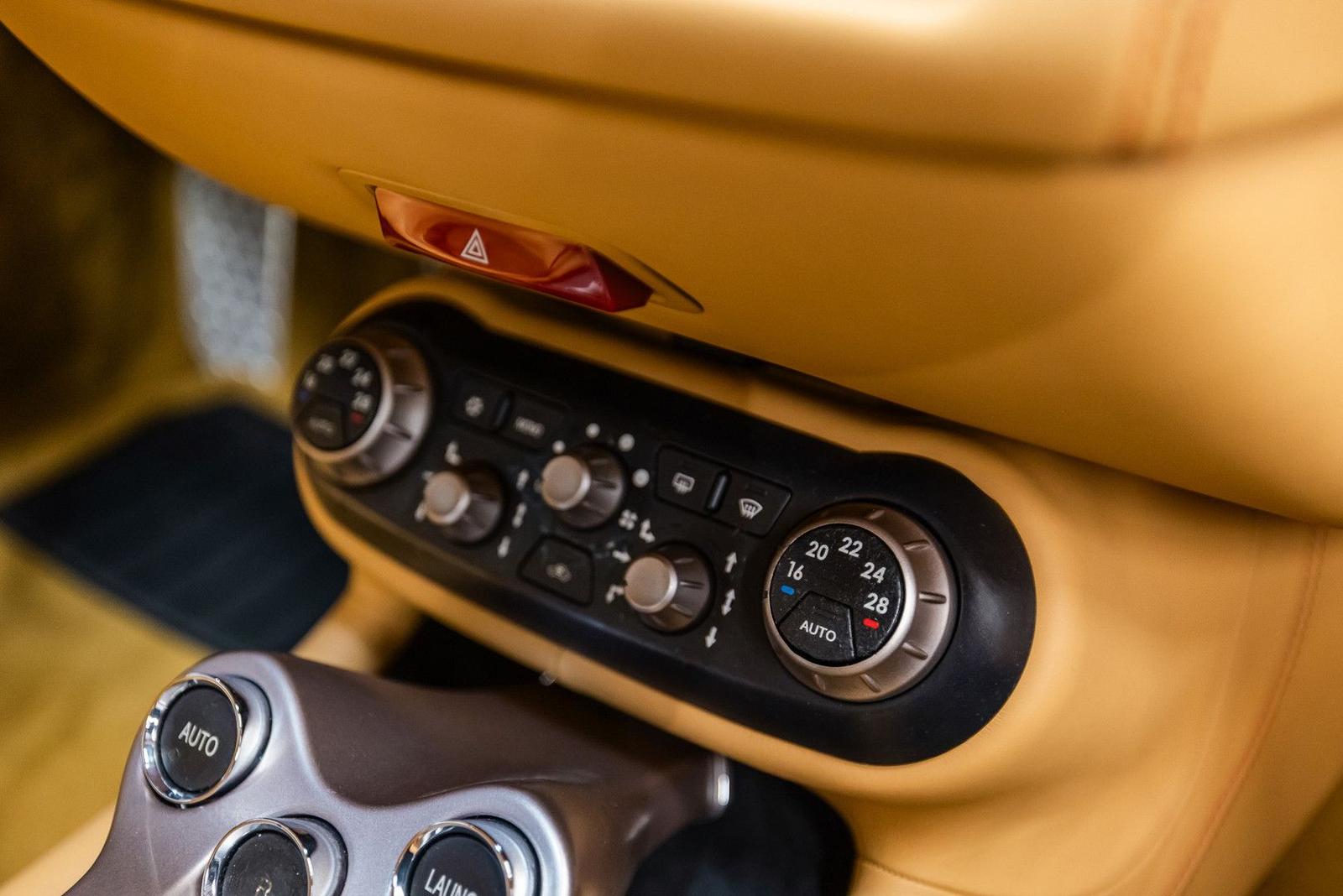 Ferrari California 30 4.3 V8 490 ch • Boîte F1 double embrayage • 29 600 km • Rouge / cuir beige