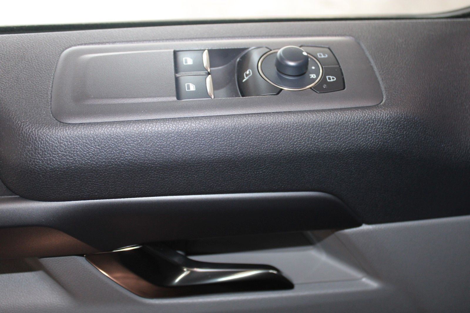 Fahrzeugabbildung Ford Tourneo Custom L2 Titanium LED AHK ACC WinterPak