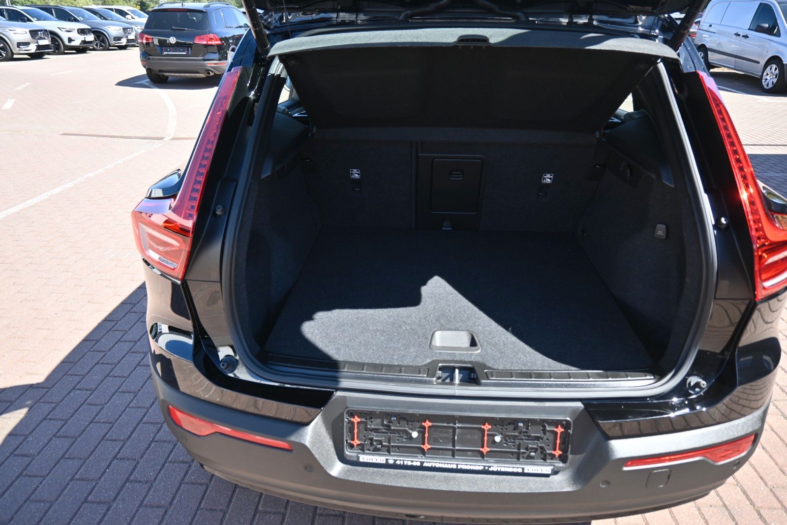 Fahrzeugabbildung Volvo XC40 BEV AWD R Design*H&K*FSHZG*RFK*420 KM RW*