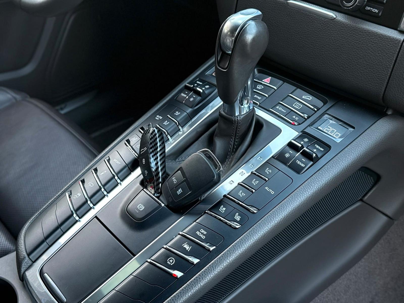 PORSCHE MACAN TURBO