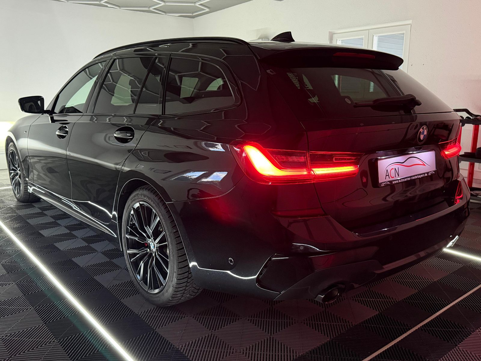Fahrzeugabbildung BMW 320 d xDrive M-SPORT/LASER/DRIVING ASS+/PANO/HUD