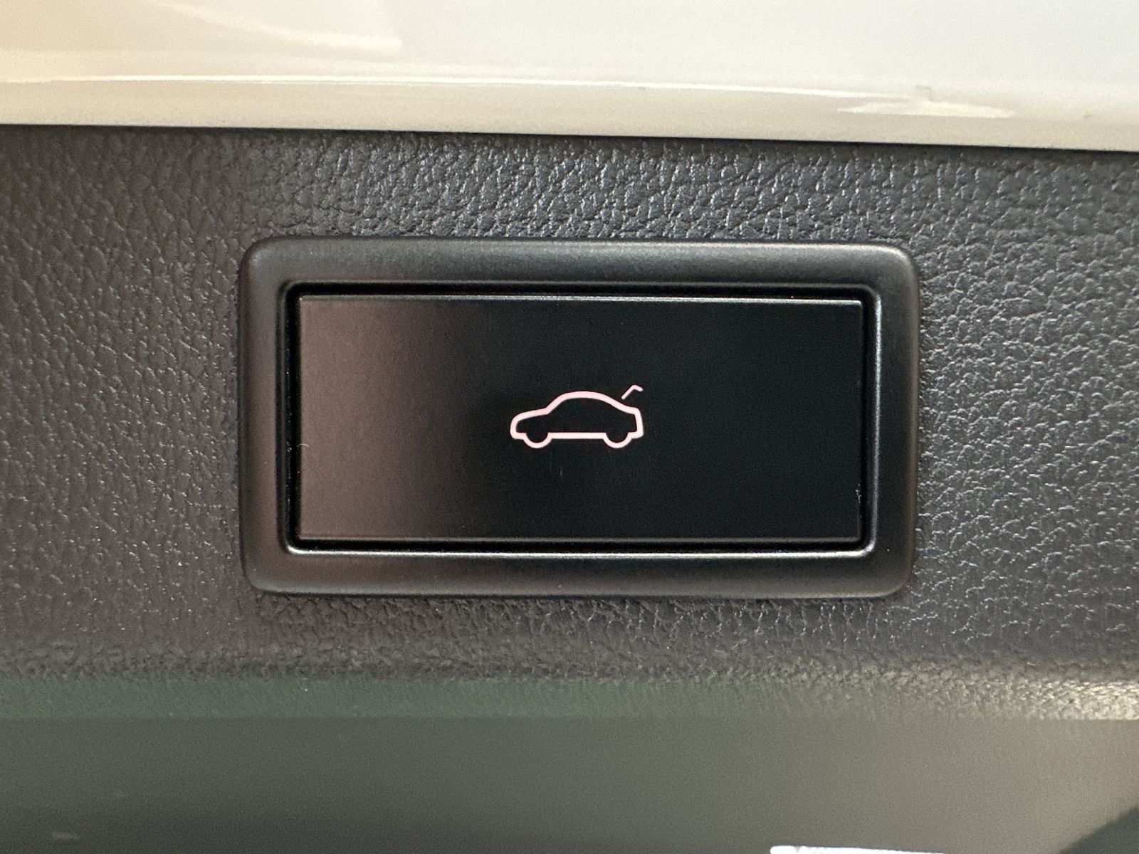 Fahrzeugabbildung SKODA Superb Combi 2.0 TDI DSG L&K NAV+LED+AHK+PANO+SH