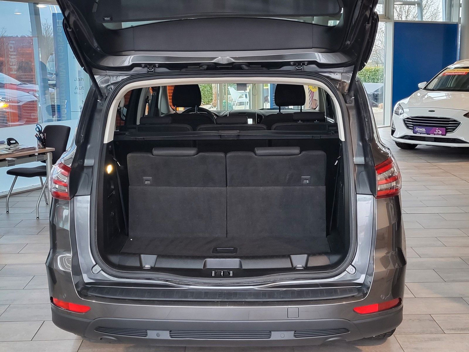 Fahrzeugabbildung Ford S-MAX Titanium 7 Sitzer, Winter P., Kamera, Navi
