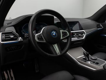 Fahrzeugabbildung BMW 330e M Sport Panorama Kamera HUD DAB HiFi Komfor
