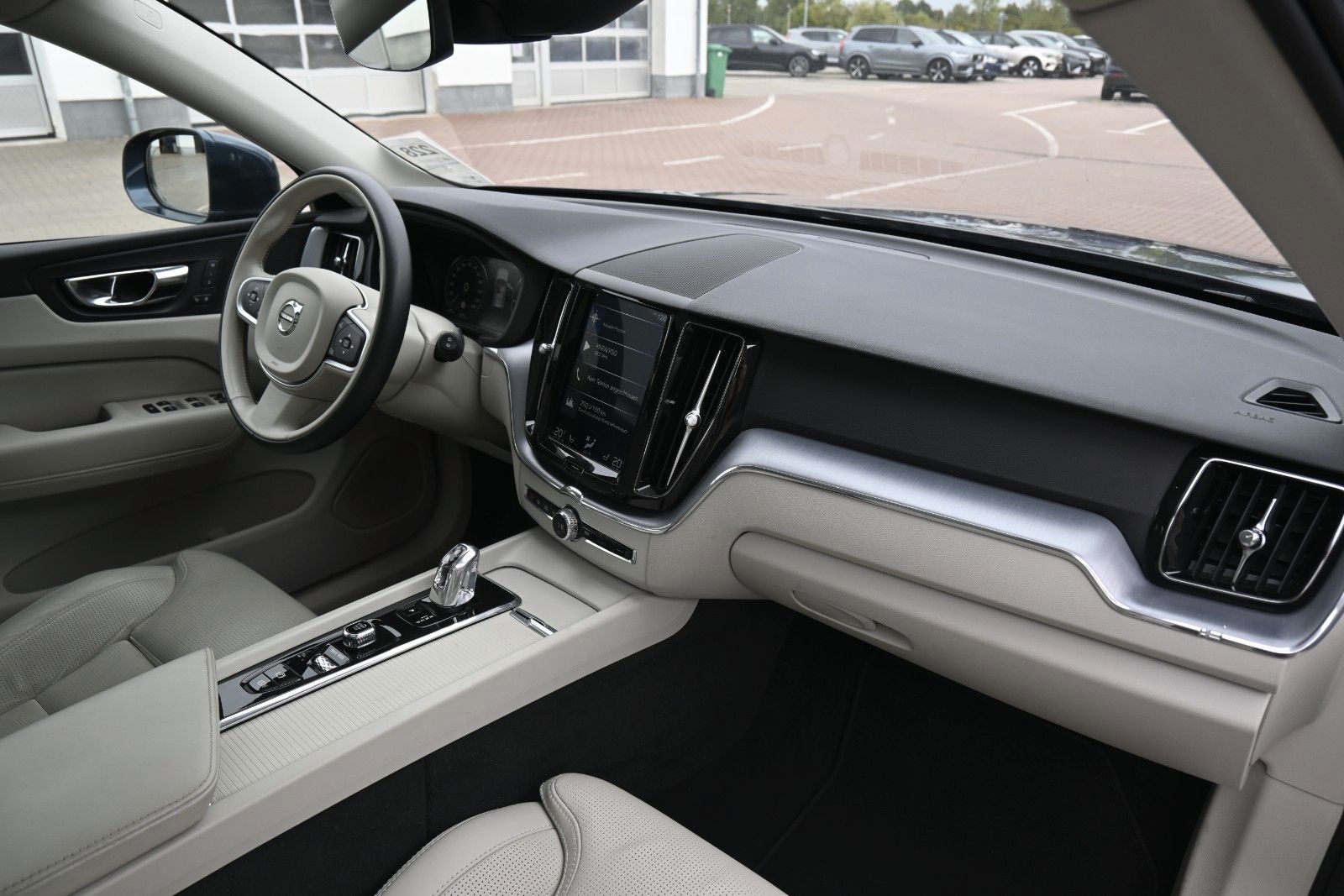 Fahrzeugabbildung Volvo XC60 T8 AWD Momentum Plug-In Hybrid*PANO*BLIS