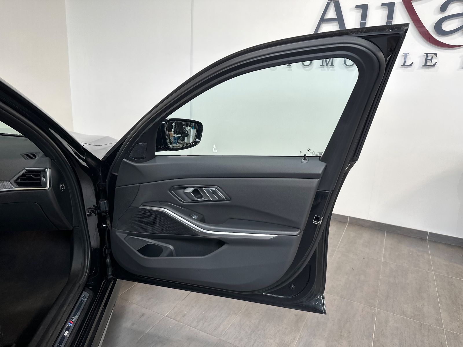 Fahrzeugabbildung BMW 320 i Touring M-Sport NAV+LED+PANO+SHZ+KAM+DAB