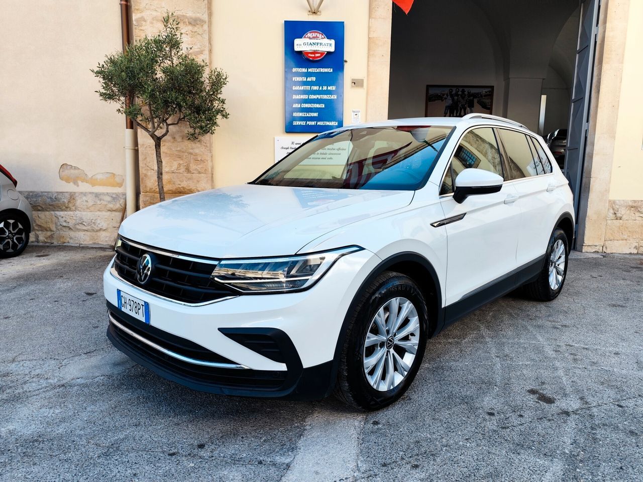Volkswagen Tiguan - 1