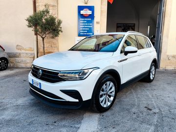 Volkswagen Tiguan - 1