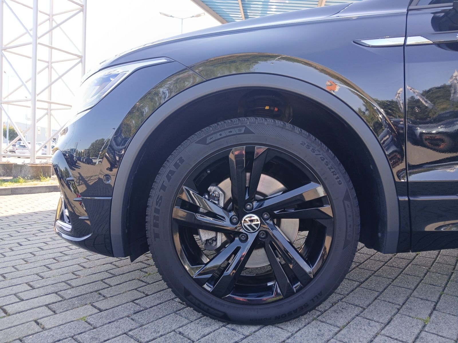 Fahrzeugabbildung Volkswagen Tiguan Allspace TSI R-Line DSG 4M Matrix Navi AI