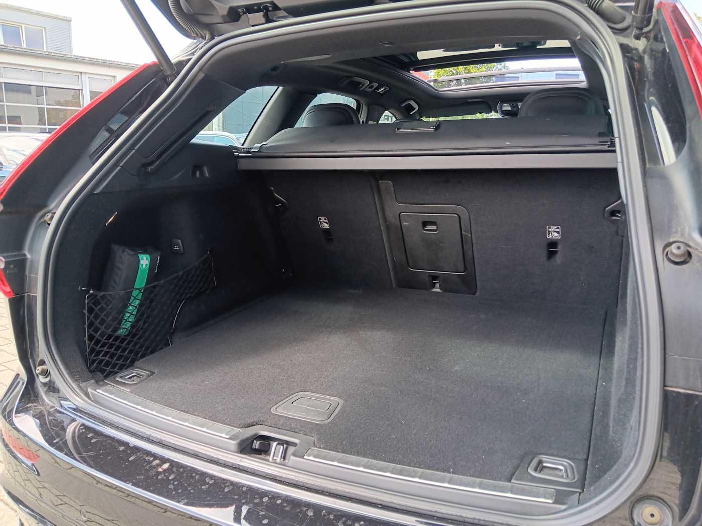 Fahrzeugabbildung Volvo XC60 B4 D 2WD R-Design 'AHK, ACC'