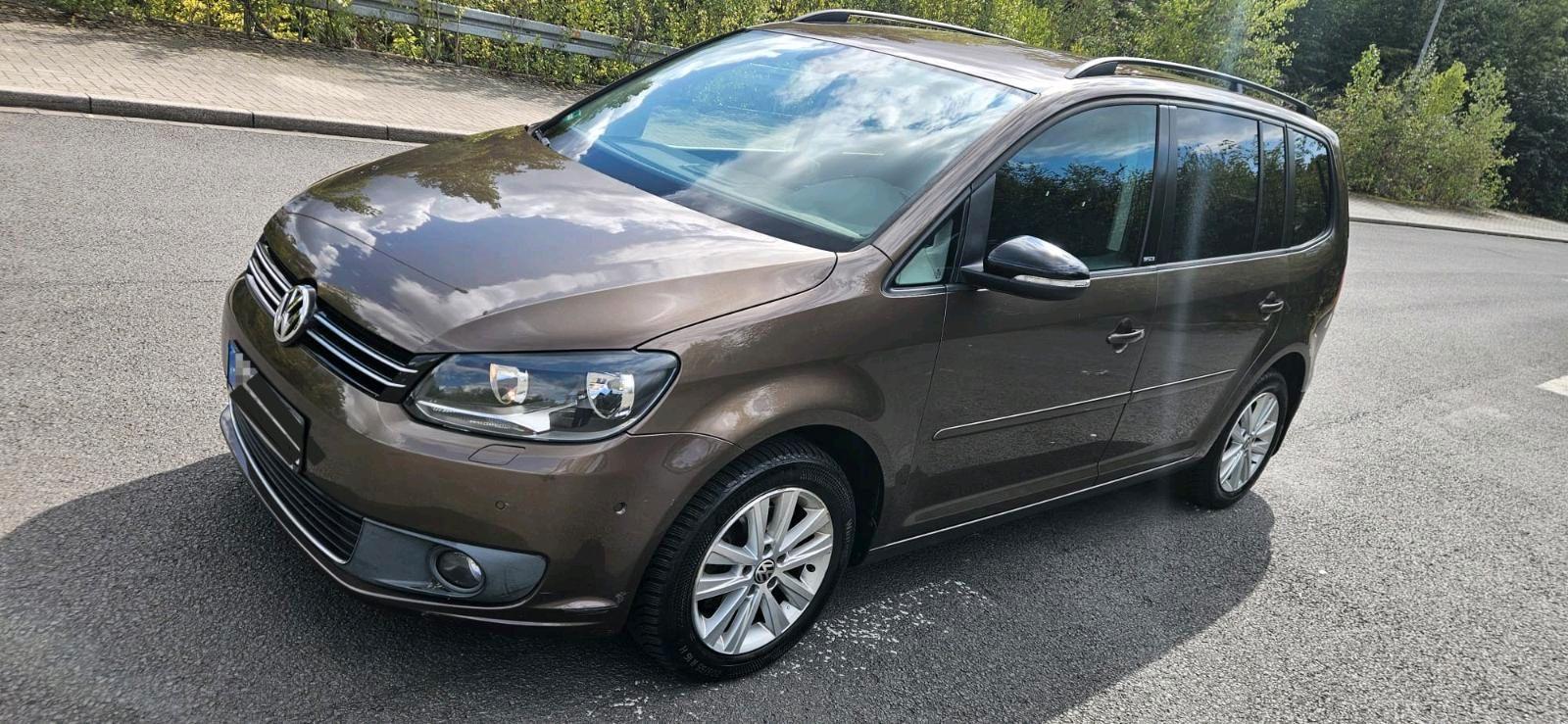 Volkswagen Touran 2011 — rear view