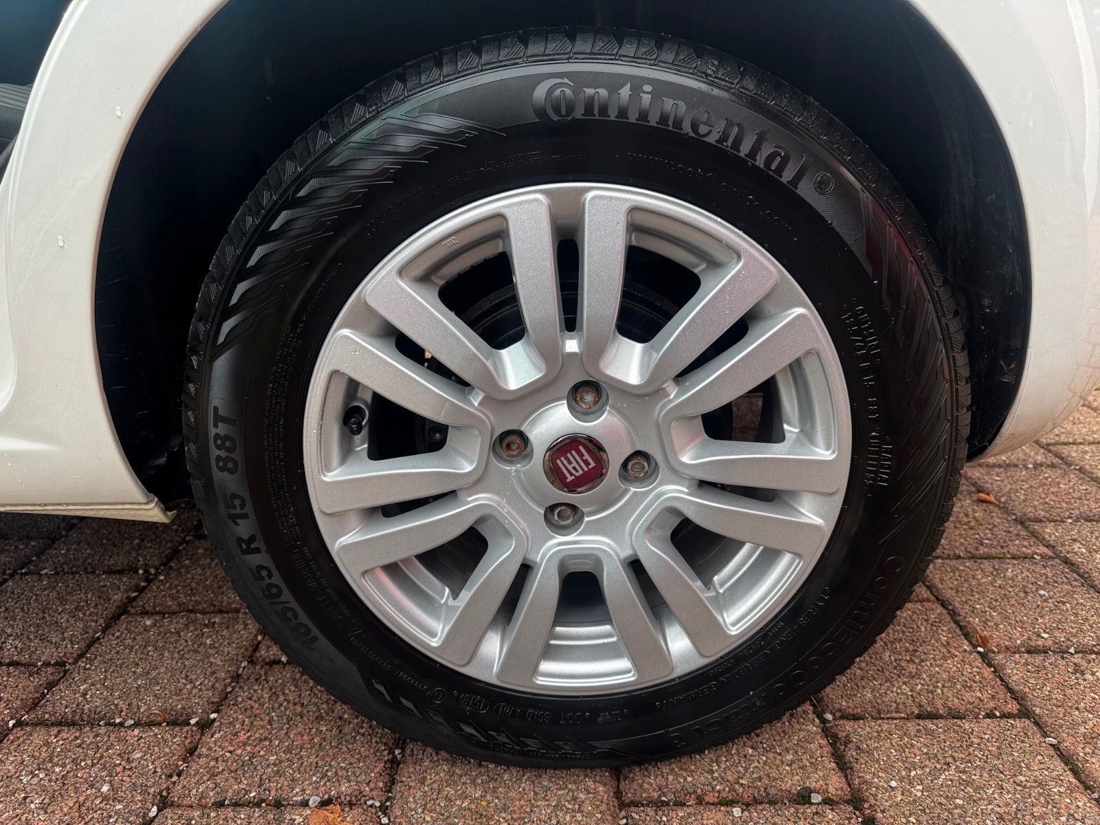 Fahrzeugabbildung Fiat Punto 1,4 8V 77PS More Start+Stopp Klima Radio