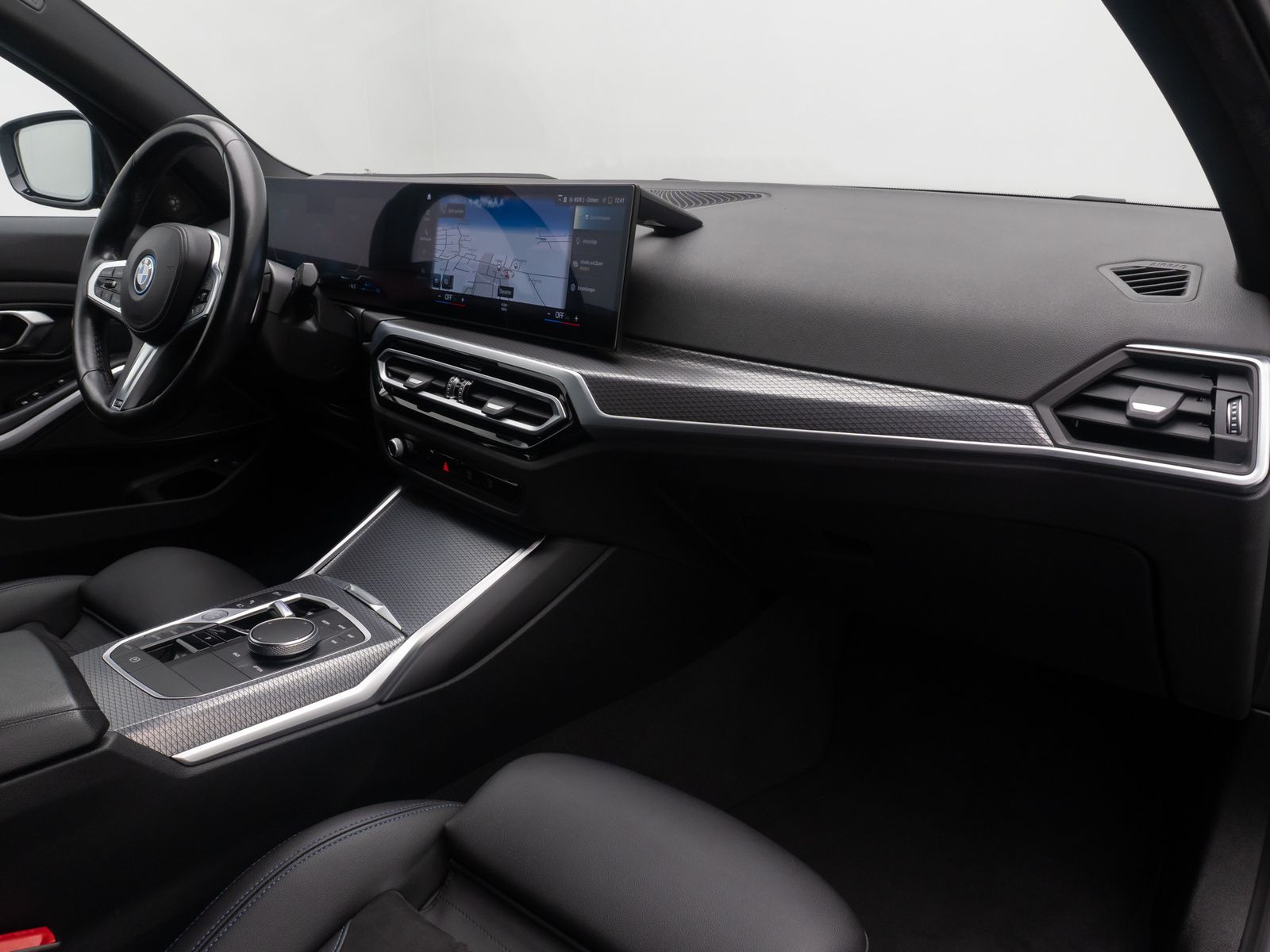 Fahrzeugabbildung BMW 330e M Sport DAB Kamera HUD H/K 19Zoll Parkassis