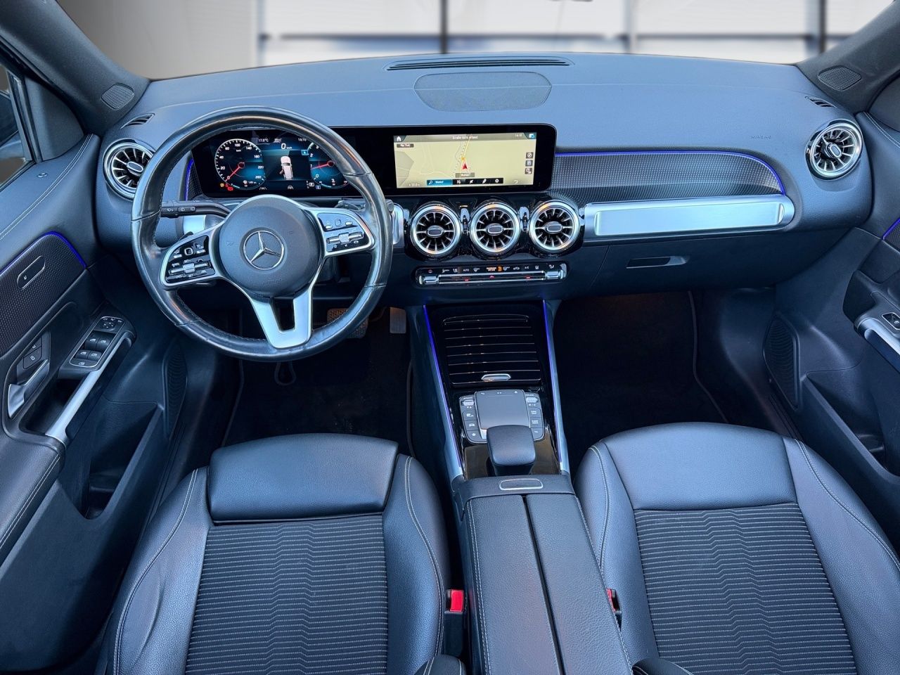 Fahrzeugabbildung Mercedes-Benz GLB 200 PANO+AHK+STNDHZ+MULTIBEAM+DISTR+LHZ+KAM+