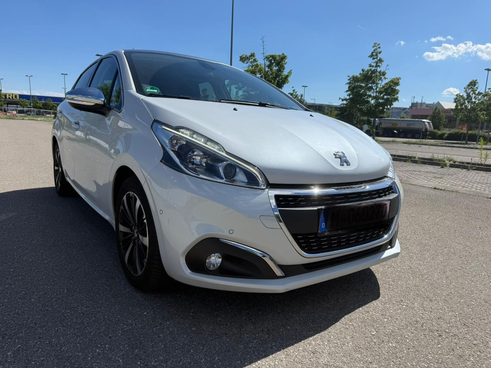 Peugeot 208 1.2L Automatik  Panoramadach Navi Kamera