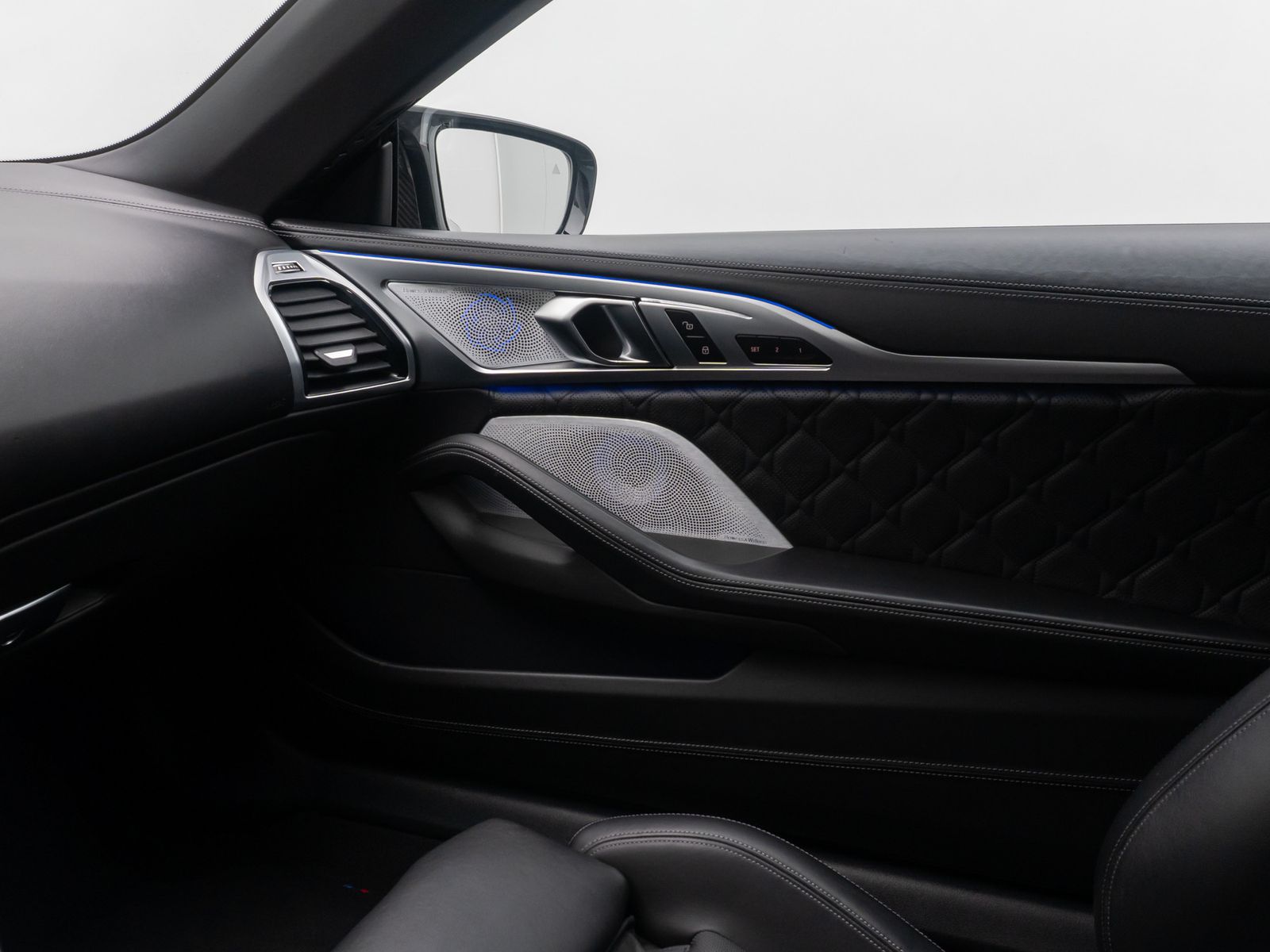 Fahrzeugabbildung BMW M8 Competition xD Cabrio B&W 360°Laser DAB Voll