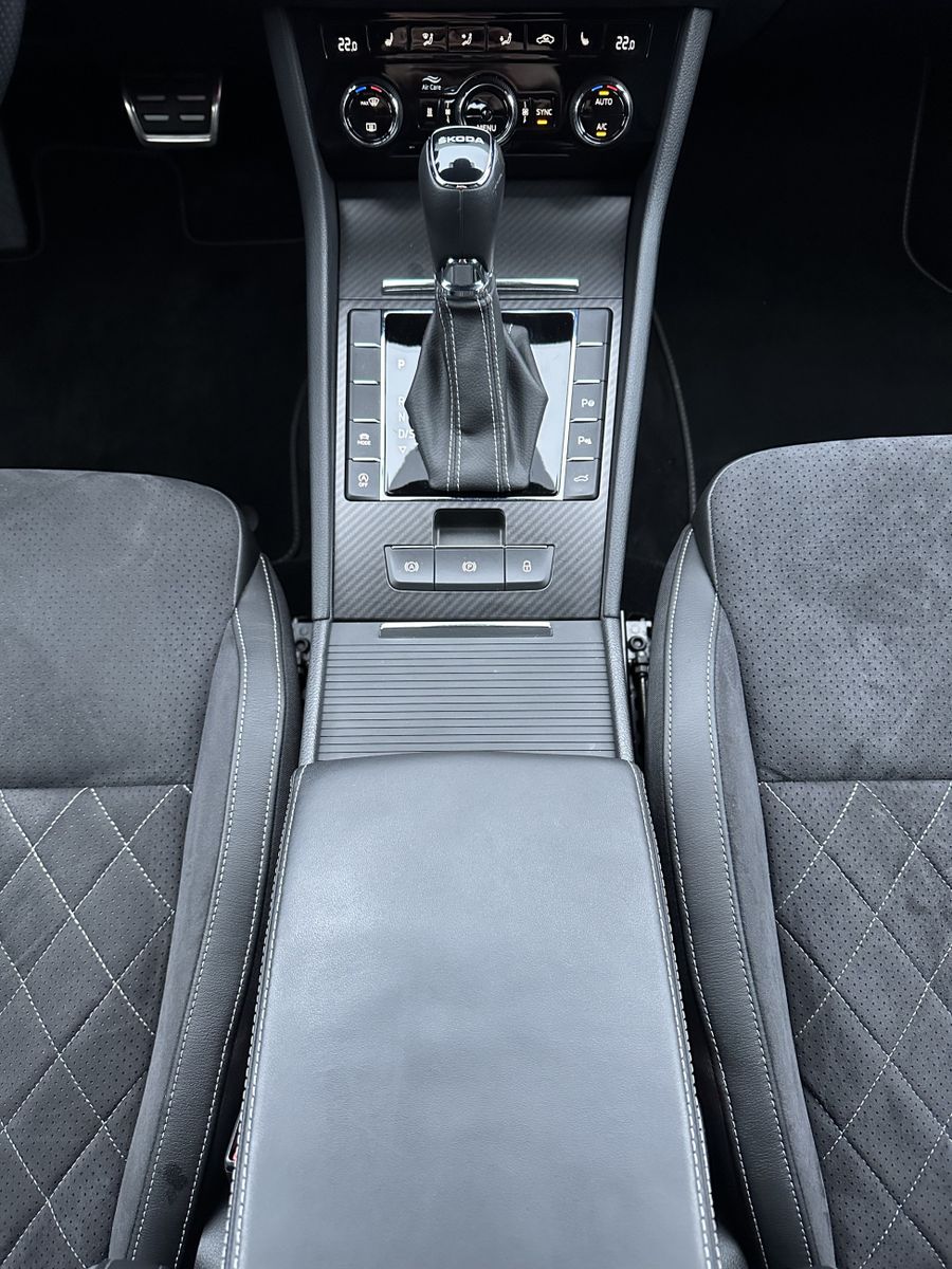 Fahrzeugabbildung SKODA Superb Combi Sportline NAV+LED+AHK+KAMERA+ACC+VC