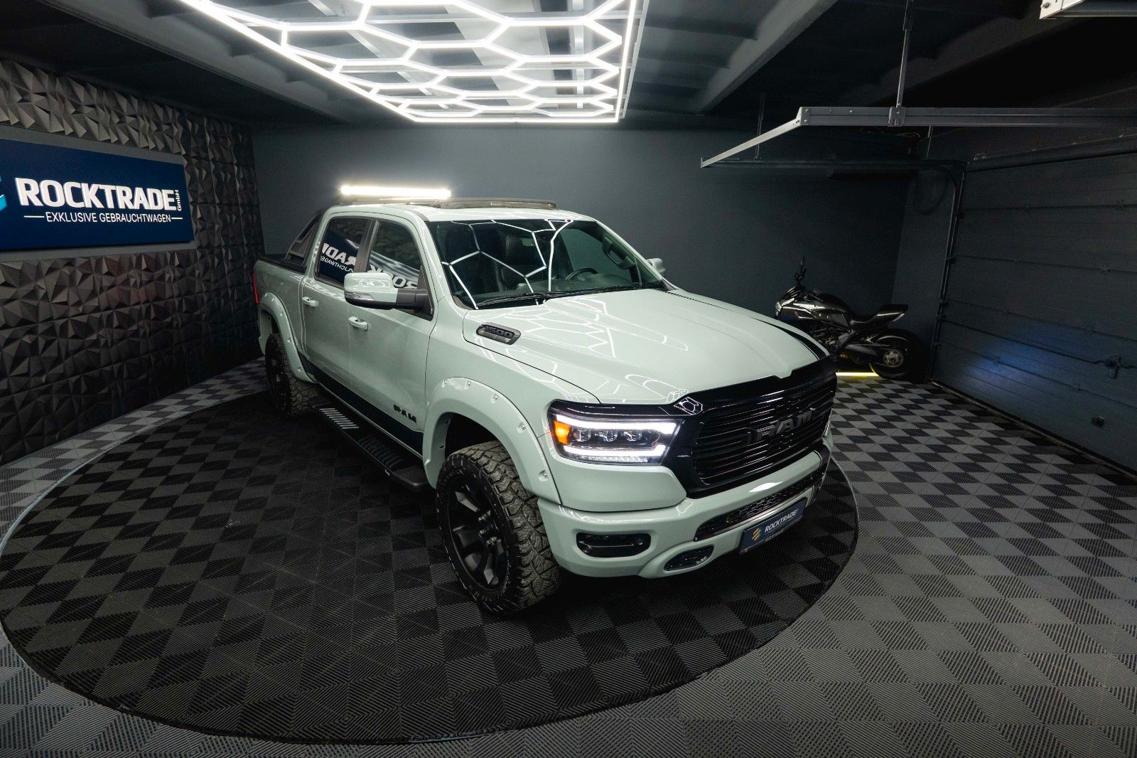 Fahrzeugabbildung Dodge RAM 5.7 V8 HEMI 4x4 OFFROAD Night-Edition *Pano*