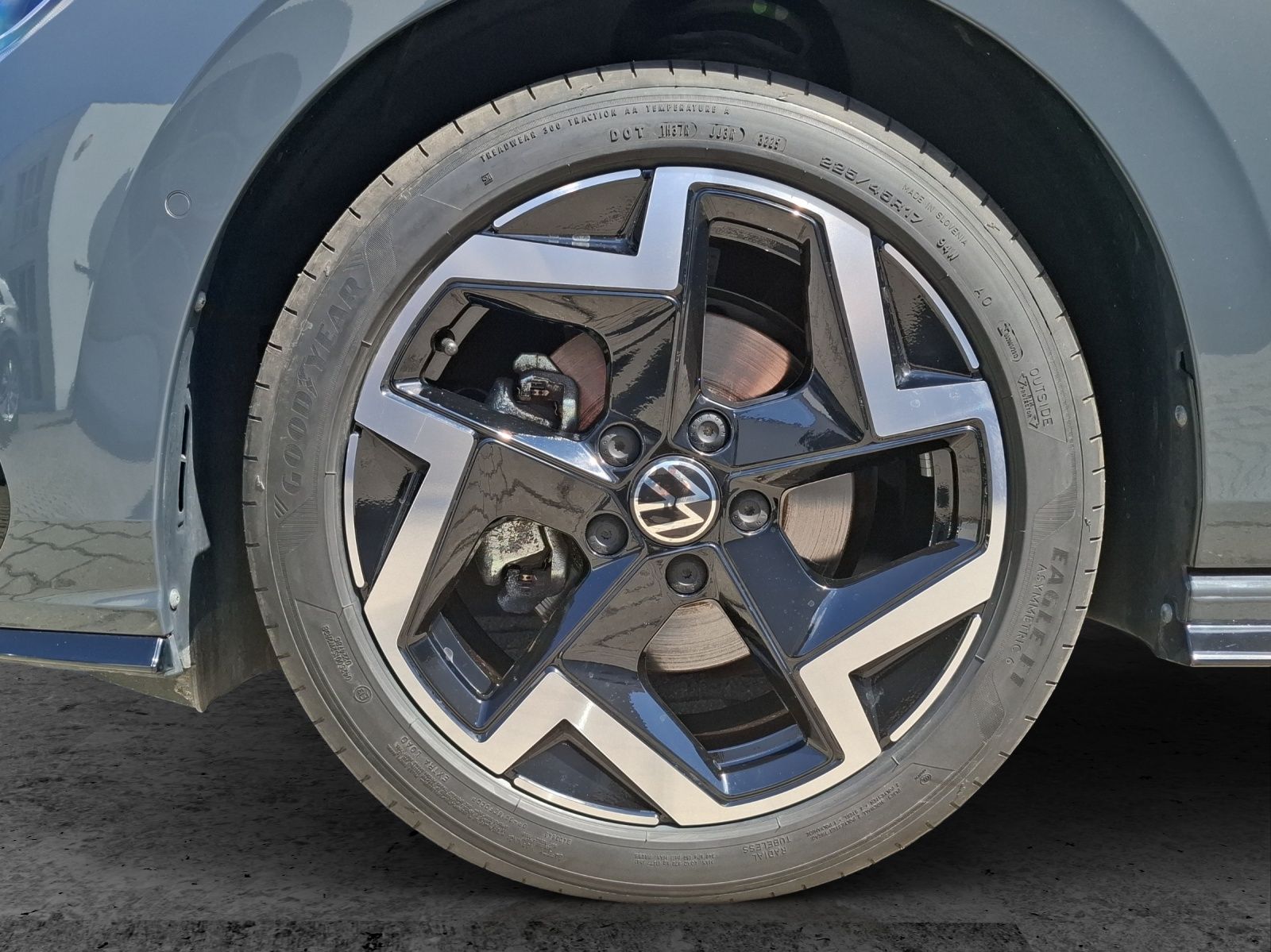 Fahrzeugabbildung Volkswagen Golf VIII Variant eTSI R-Line DSG LED Navi AID A