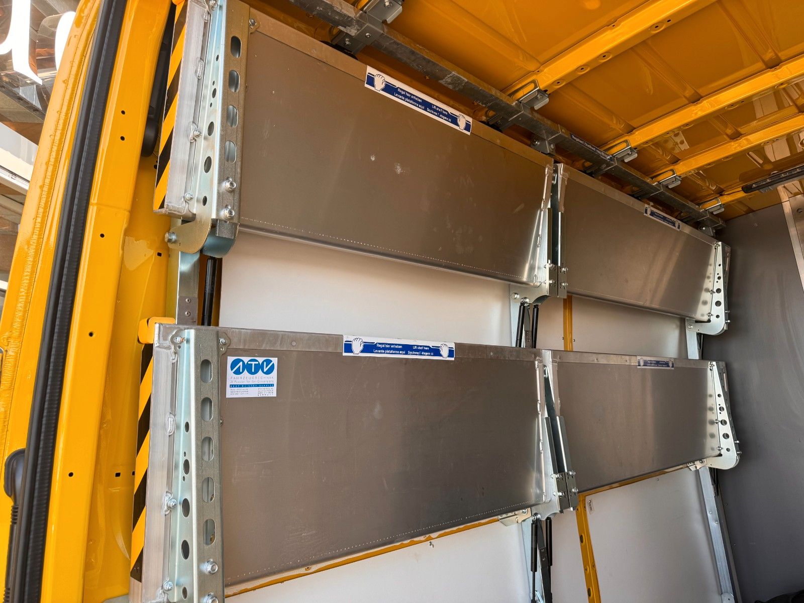 Fahrzeugabbildung Mercedes-Benz eSprinter 312 DHL Regal KEP-Ausbau