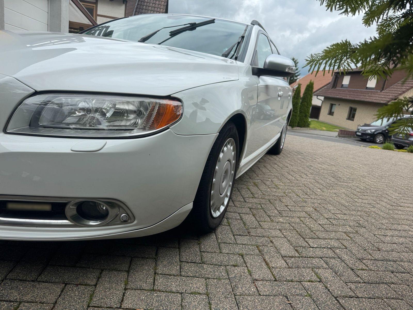 Volvo V70 2010 — interior