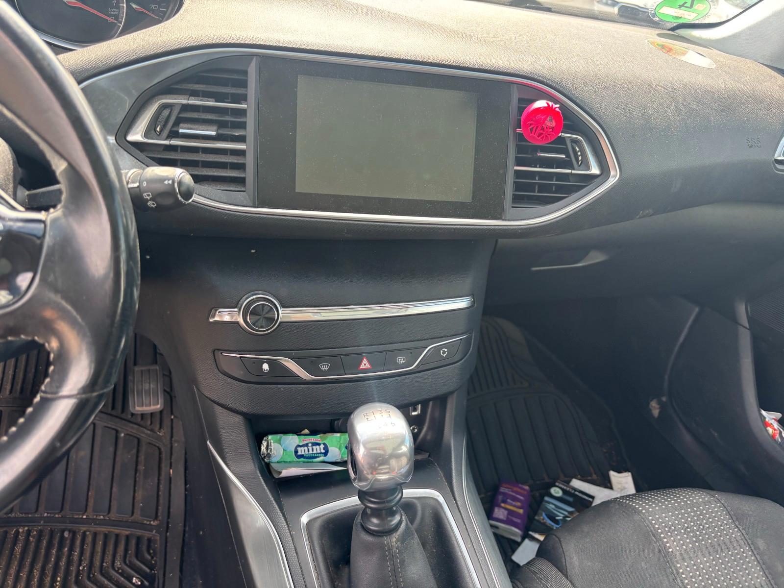 Peugeot 308 2015 — photo 17