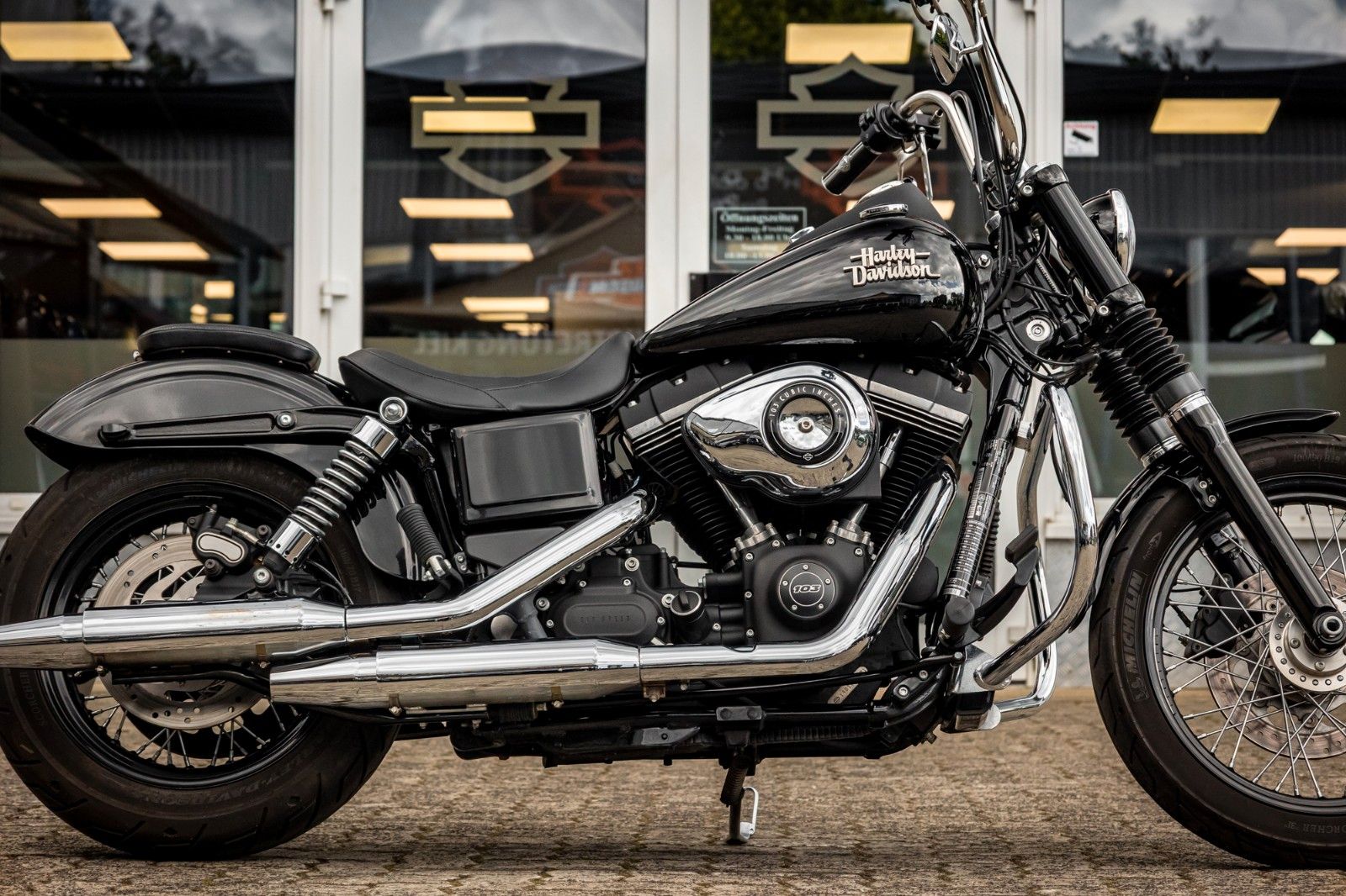 Fahrzeugabbildung Harley-Davidson DYNA STREET BOB FXDB 103 - Vorverlegte Fußrasten