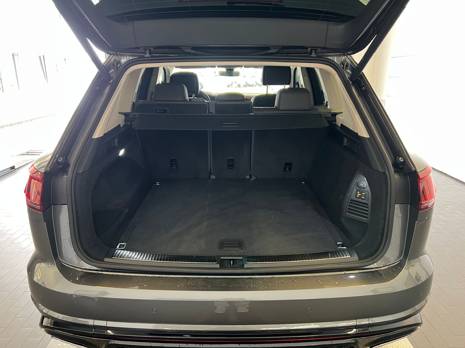 Fahrzeugabbildung Volkswagen Touareg R-Line 3.0 TDI 4MOTION *AHK, BlackStyle,