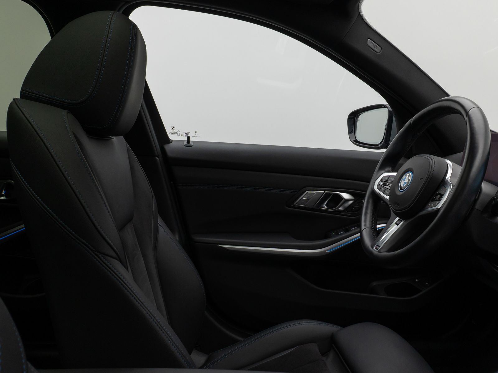 Fahrzeugabbildung BMW 330e M Sport Panorama Kamera HUD DAB HiFi AHK