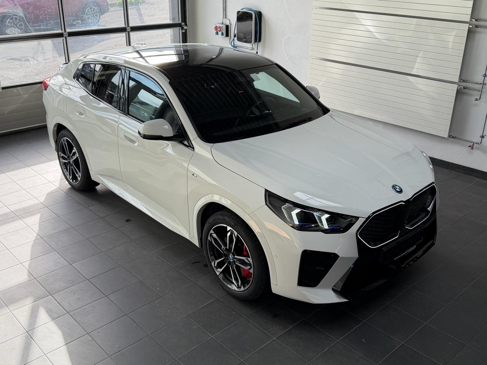 BMW iX2 30 xDrive M Sport Pro Pano_Headup_DA Prof_HK