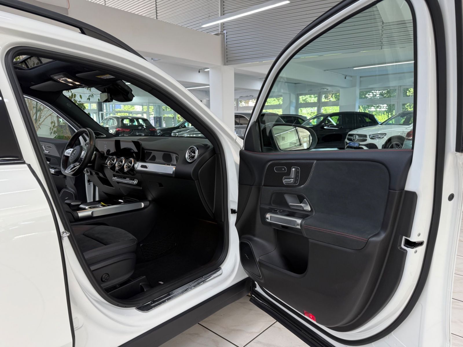 Mercedes-Benz GLB 250 4M AMG Line Pano Night Memory 360° foto 8